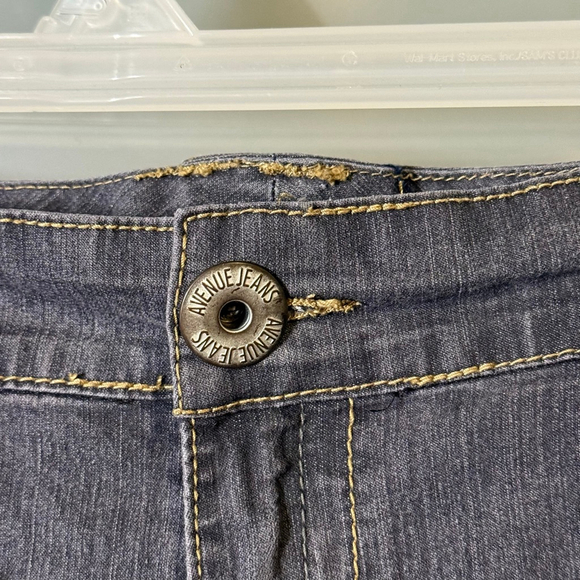 Avenue Jeans Women’s Cropped Gray Denim Size 16 Contrast Stitch Stretch - Picture 3 of 7
